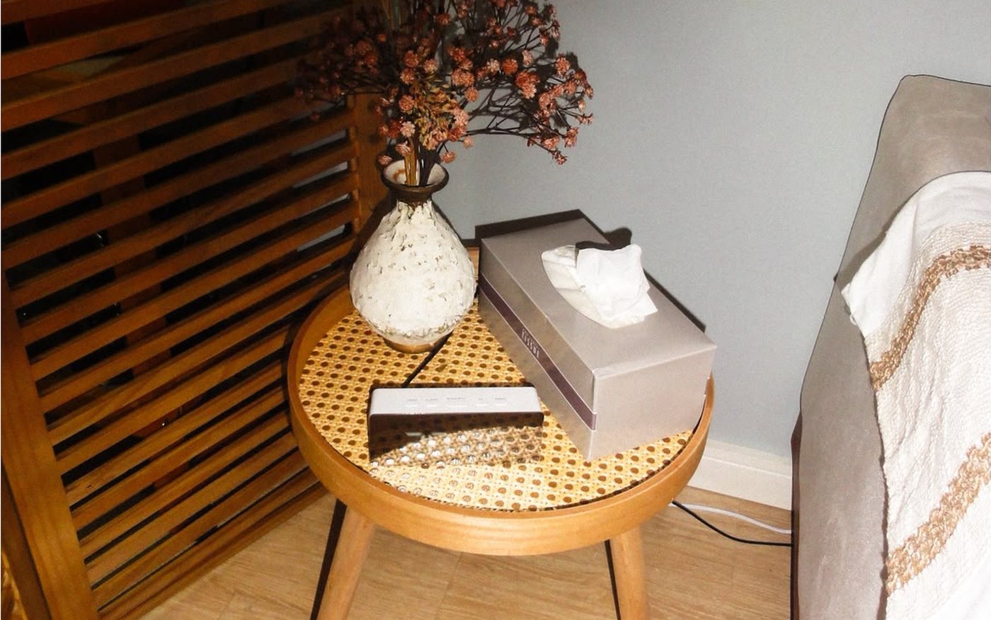 Detalhe do consultório: mesa de apoio ao lado da poltrona