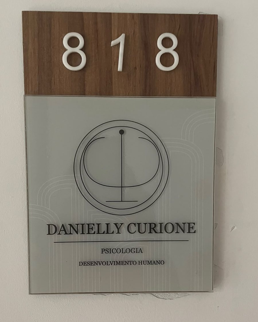 Placa da sala 818 com o nome Danielly Curione